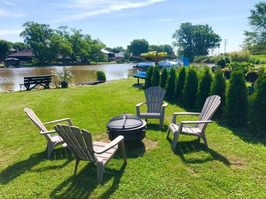 2 Bedroom Getaway On The River/Close To Marina Belle River Ngoại thất bức ảnh